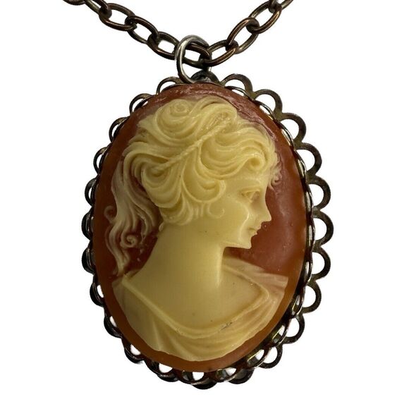 VTG Cameo Woman Sillouette Pendant Brass Necklace 22"  Cottagecore Trendy - Picture 2 of 14